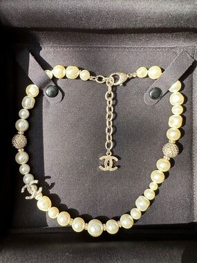 CHANEL 18B WHITE PEARLS GOLD CC LOGO WITH CRYSTALS SHORT NECKLACE CHOKER IN BOX